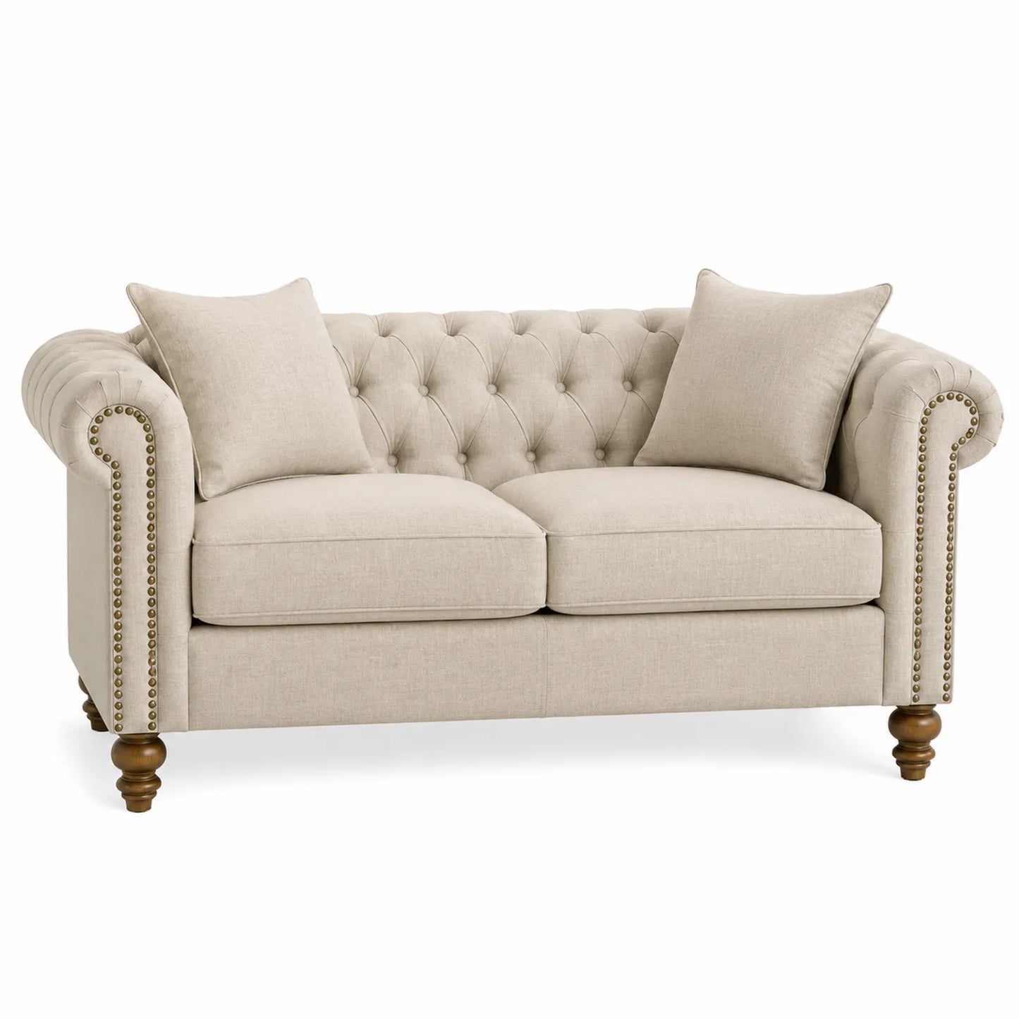 Divano in tessuto beige con bottoni decorativi e gambe in legno